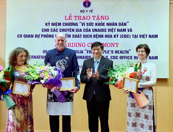 VIH/Sida : le Vietnam honore trois experts médicaux internationaux ảnh 1 VIH/Sida : le Vietnam honore trois experts médicaux internationaux ảnh 1
