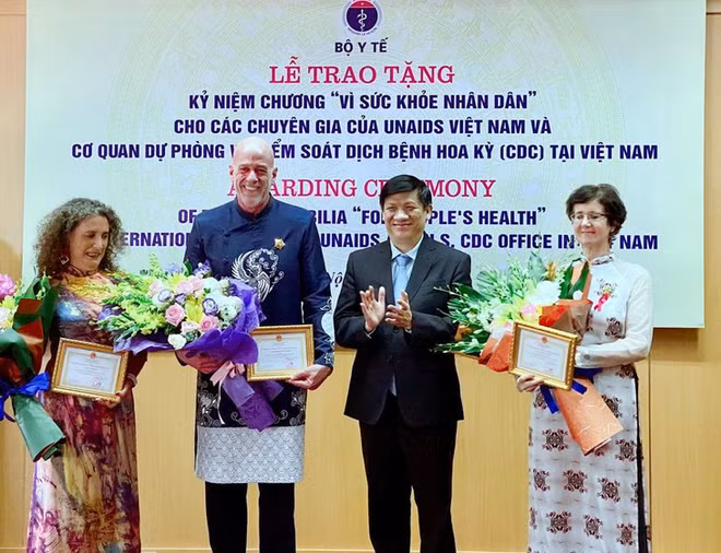 VIH/Sida : le Vietnam honore trois experts médicaux internationaux ảnh 1