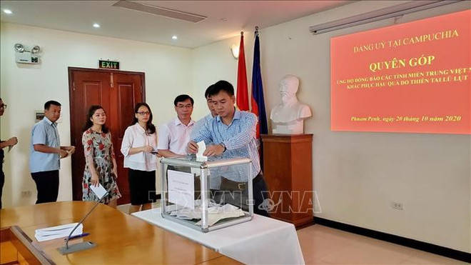 Crues et inondations dans le Centre: les Cambodgiens d'origine vietnamienne au chevet des sinistrés ảnh 1