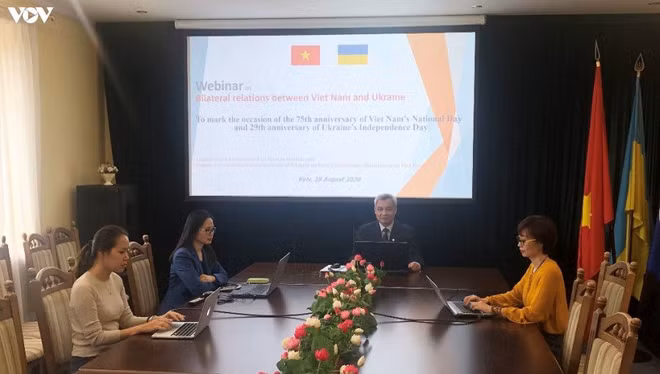 Une visioconférence sur les relations Ukraine-Vietnam ảnh 1