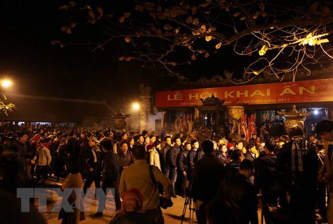 Des dizaines de milliers de visiteurs à la fête de l’ouverture des sceaux du temple Tran ảnh 1 Des dizaines de milliers de visiteurs à la fête de l’ouverture des sceaux du temple Tran ảnh 1