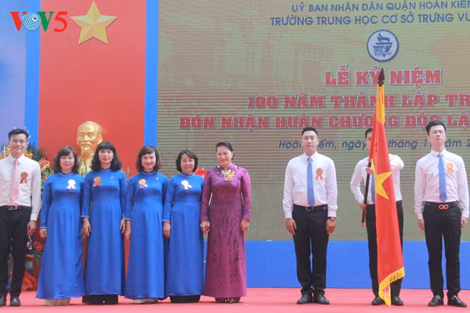 La présidente de l’AN au centenaire du collège Trung Vuong à Hanoï ảnh 1