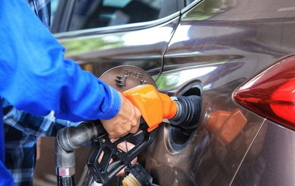 Les prix des carburants en hausse à partir du 23 octobre ảnh 1