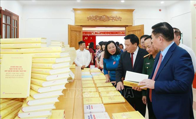 Lancement du livre du SG sur la détermination à réaliser avec succès la résolution du 13e Congrès du Parti ảnh 1 Lancement du livre du SG sur la détermination à réaliser avec succès la résolution du 13e Congrès du Parti ảnh 1