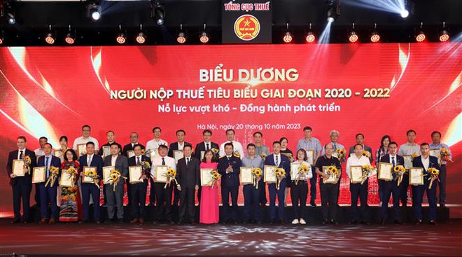 138 entreprises à l’honneur pour leurs contributions au recettes budgétaires pendant la période 2020-2022 ảnh 1