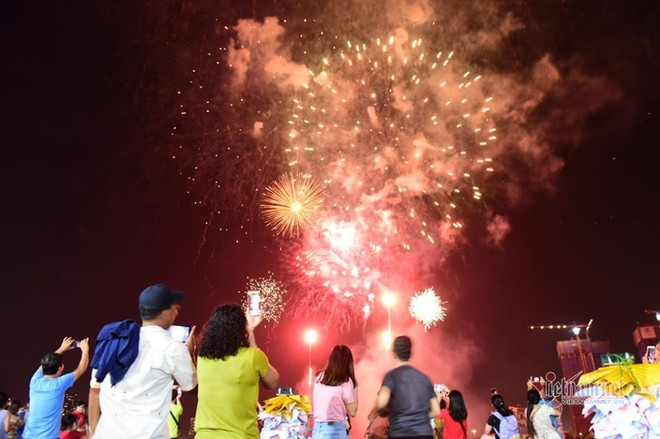 Nouvel An du Rat: feux d'artifice dans l’ensemble du pays ảnh 1 Nouvel An du Rat: feux d'artifice dans l’ensemble du pays ảnh 1