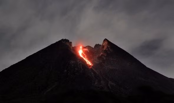Indonésie : le volcan du mont Merapi entre en éruption ảnh 1