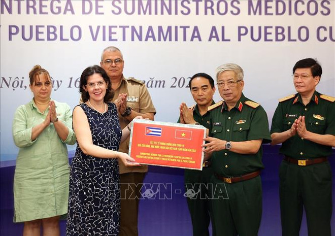 COVID-19 : Le ministère vietnamien de la Défense fait don de fournitures médicales à Cuba ảnh 1 COVID-19 : Le ministère vietnamien de la Défense fait don de fournitures médicales à Cuba ảnh 1