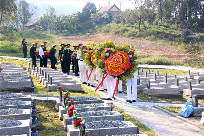 Thua Thien-Hue : inhumation des restes de soldats tombés au Laos ảnh 1