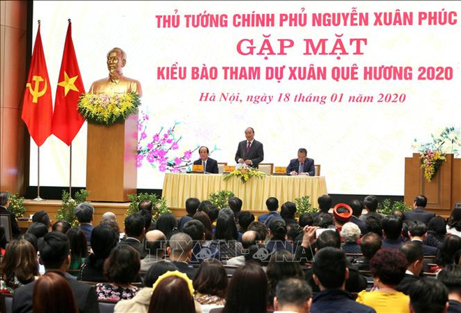 Rencontre entre le Premier ministre et des Viet kieu de retour au pays pour le Têt ảnh 1 Rencontre entre le Premier ministre et des Viet kieu de retour au pays pour le Têt ảnh 1