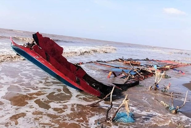 Sauver trois pêcheurs indonésiens en détresse dans les eaux de Soc Trang ảnh 1