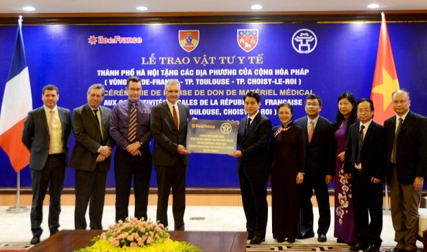 COVID-19: le Vietnam remet des équipements médicaux à des localités françaises ảnh 1 COVID-19: le Vietnam remet des équipements médicaux à des localités françaises ảnh 1