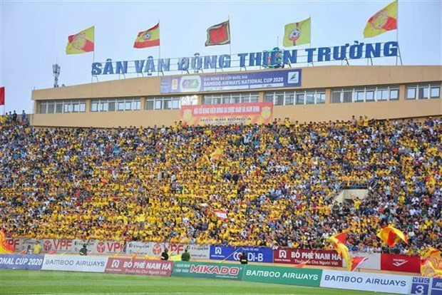 Reuters met en avant la reprise de la ligue de football du Vietnam avec un stade bondé ảnh 1 Reuters met en avant la reprise de la ligue de football du Vietnam avec un stade bondé ảnh 1