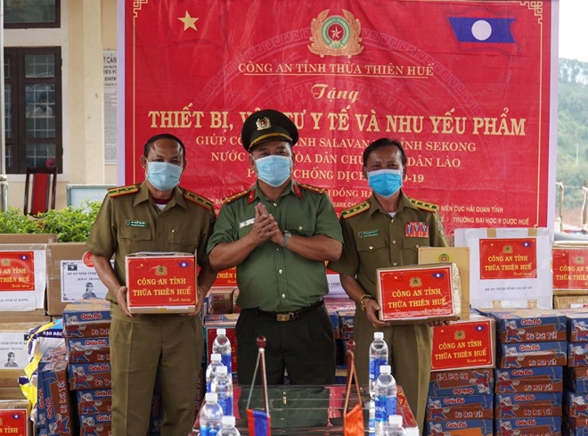 Le Vietnam remet des équipements médicaux au Laos pour lutter contre le COVID-19 ảnh 1