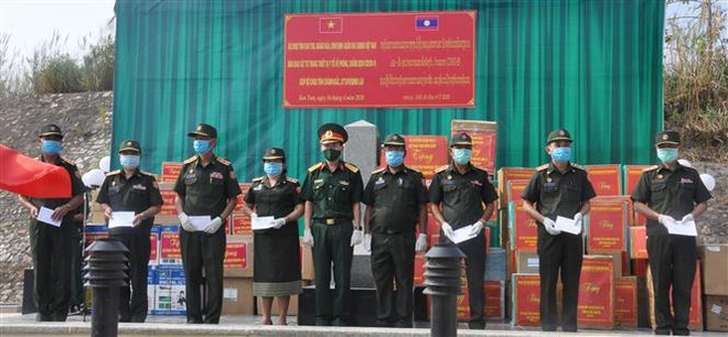COVID-19 : dons pour des Vietnamiens au Cambodge et des militaires au Laos ảnh 1