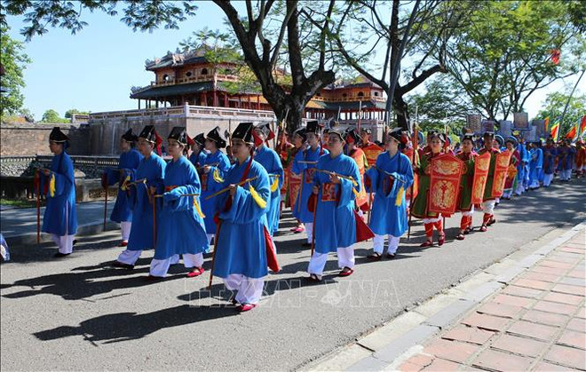 Procession de la tablette commémorative du roi Hàm Nghi à la citadelle de Tân So ảnh 1 Procession de la tablette commémorative du roi Hàm Nghi à la citadelle de Tân So ảnh 1