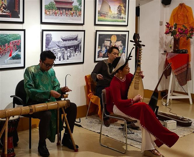 Exposition des patrimoines culturels et instruments musicaux traditionnels vietnamiens en France ảnh 1 Exposition des patrimoines culturels et instruments musicaux traditionnels vietnamiens en France ảnh 1