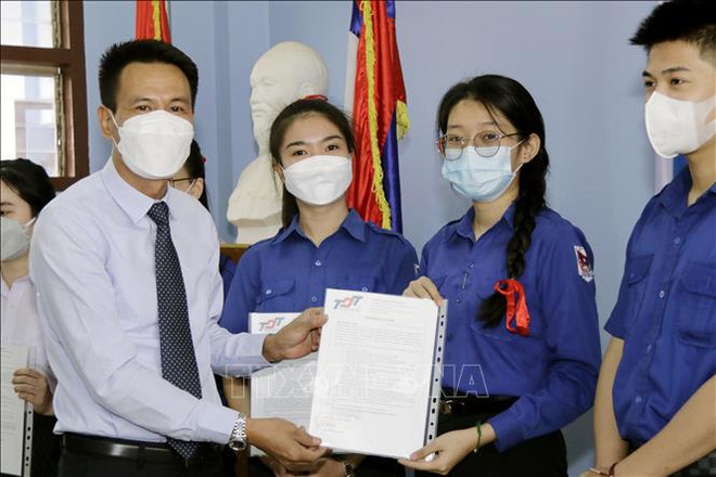 Remise de bourses d’études à 10 élèves de l’école bilingue Nguyen Du à Vientiane ảnh 1 Remise de bourses d’études à 10 élèves de l’école bilingue Nguyen Du à Vientiane ảnh 1