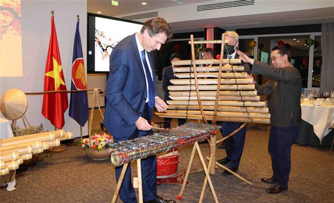 Les Vietnamiens de Belgique et de Luxembourg au renforcement des relations entre le Vietnam et l'UE ảnh 1 Les Vietnamiens de Belgique et de Luxembourg au renforcement des relations entre le Vietnam et l'UE ảnh 1