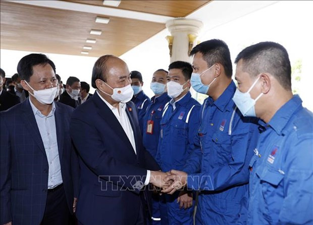 Le président présente des cadeaux aux salariés de la société pétrochimique Binh Son ảnh 1 Le président présente des cadeaux aux salariés de la société pétrochimique Binh Son ảnh 1