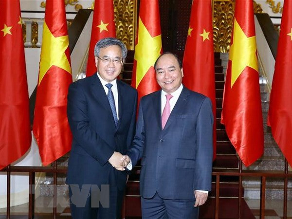 Le chef du gouvernement vietnamien reçoit le vice-Premier ministre chinois Hu Chunhua ảnh 1
