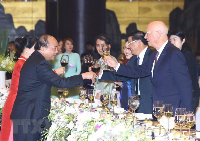 WEF ASEAN 2018 : le PM et son épouse président une soirée de la culture vietnamienne ảnh 1 WEF ASEAN 2018 : le PM et son épouse président une soirée de la culture vietnamienne ảnh 1