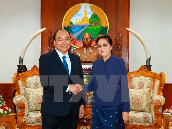 Le Premier ministre Nguyen Xuan Phuc rencontre plusieurs hauts dirigeants laotiens ảnh 1