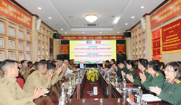 De jeunes officiers vietnamiens et cubains se réunissent lors d'un séminaire ảnh 1 De jeunes officiers vietnamiens et cubains se réunissent lors d'un séminaire ảnh 1