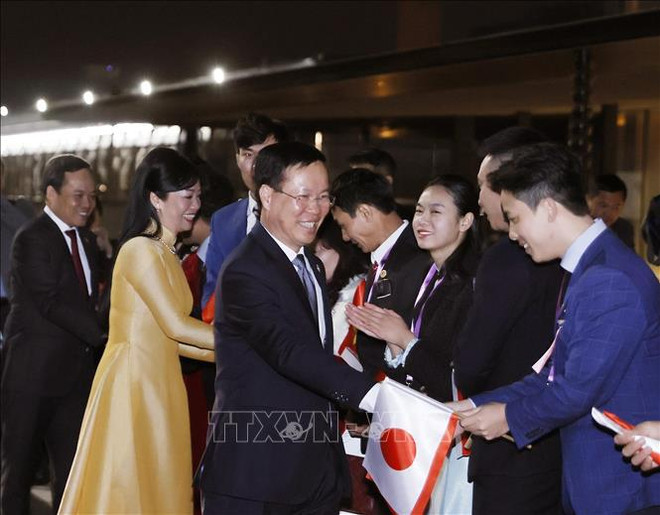 Le président Vo Van Thuong arrive à Tokyo ảnh 1