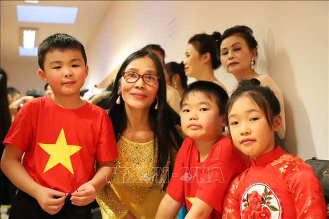 Activités de reconnaissance à des enseignants Viet kieu en Allemagne et en Russie ảnh 1 Activités de reconnaissance à des enseignants Viet kieu en Allemagne et en Russie ảnh 1