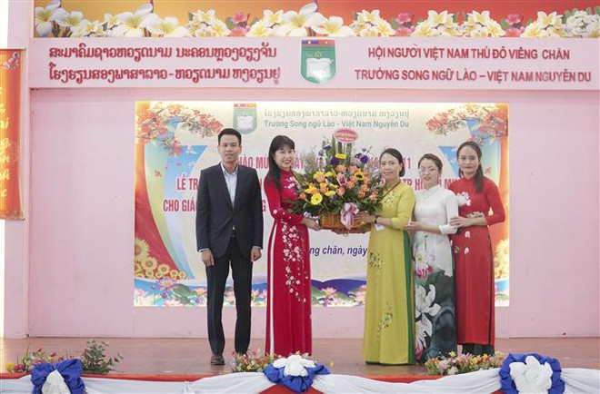L'école bilingue lao-vietnamien Nguyên Du célèbre la Journée des enseignants vietnamiens ảnh 1 L'école bilingue lao-vietnamien Nguyên Du célèbre la Journée des enseignants vietnamiens ảnh 1