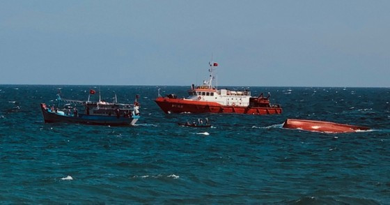 Binh Dinh : sauvetage de 14 pêcheurs en détresse en mer ảnh 1