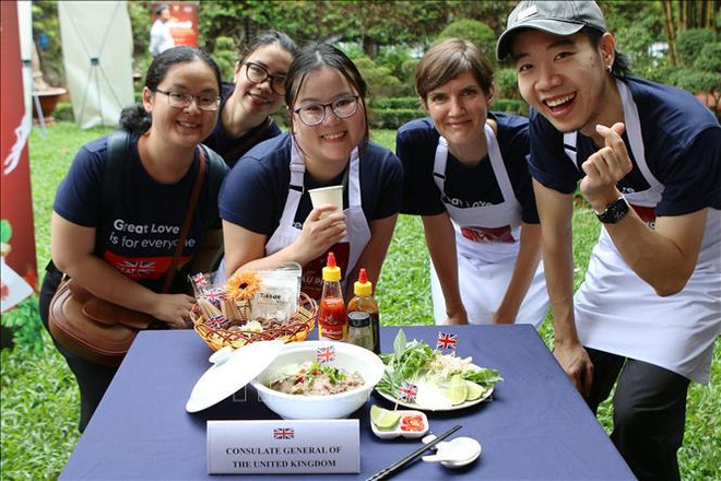 Des consuls à Ho Chi Minh-Ville apprennent à cuisiner le “pho” ảnh 1 Des consuls à Ho Chi Minh-Ville apprennent à cuisiner le “pho” ảnh 1