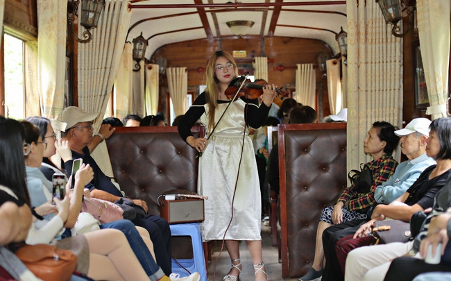A Da Lat, le train ancien se transforme en théâtre avec des spectacles de musique gratuits ảnh 1