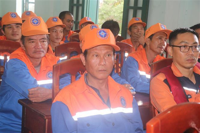 Binh Dinh : sauvetage de 39 pêcheurs d'un bateau en détresse en mer ảnh 1