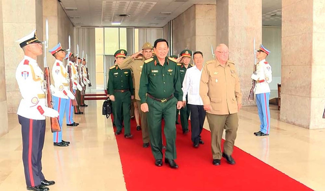 Le vice-ministre de la Défense Vo Minh Luong en visite à Cuba ảnh 1