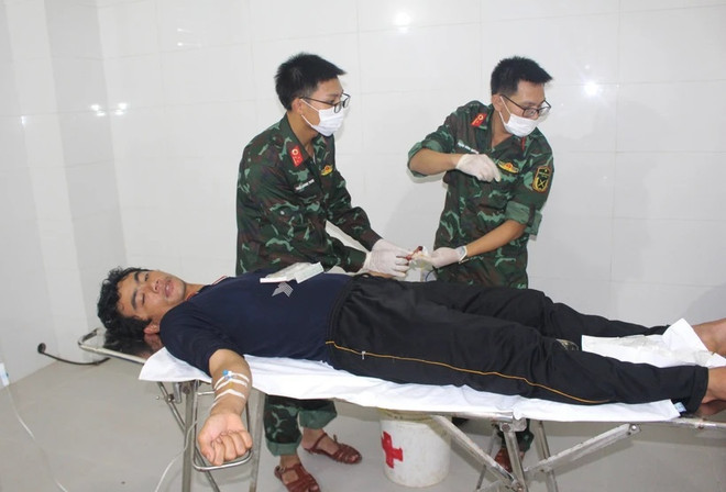 La station hospitalière de l'île de Sinh Tôn prend en charge d'un pêcheur victime d'accidents du travail ảnh 1 La station hospitalière de l'île de Sinh Tôn prend en charge d'un pêcheur victime d'accidents du travail ảnh 1