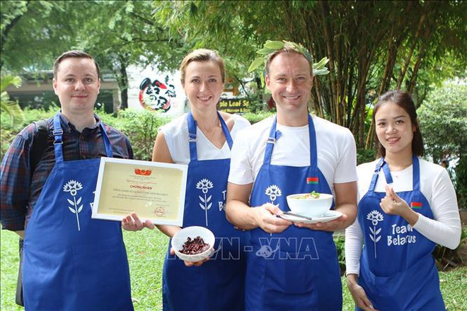 Des consuls à Ho Chi Minh-Ville apprennent à cuisiner le “pho” ảnh 3 Des consuls à Ho Chi Minh-Ville apprennent à cuisiner le “pho” ảnh 3