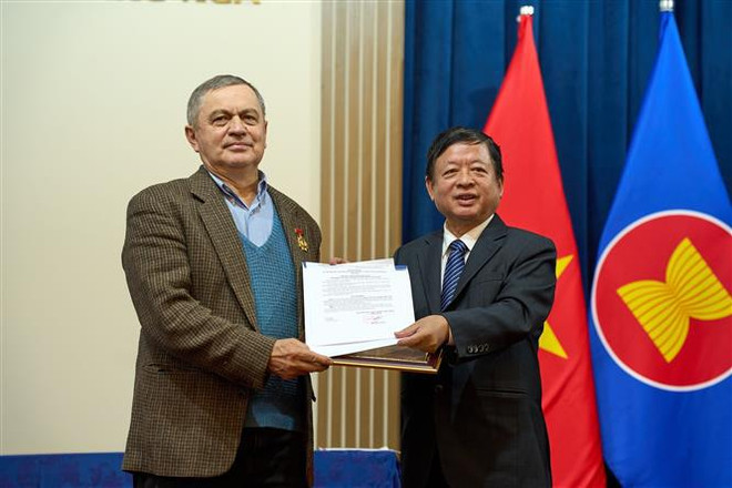 L’insigne de souvenir "Pour la cause des arts et des lettres vietnamiens » décerné un expert russe ảnh 1 L’insigne de souvenir "Pour la cause des arts et des lettres vietnamiens » décerné un expert russe ảnh 1