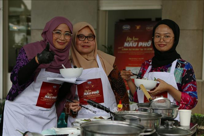 Des consuls à Ho Chi Minh-Ville apprennent à cuisiner le “pho” ảnh 2 Des consuls à Ho Chi Minh-Ville apprennent à cuisiner le “pho” ảnh 2
