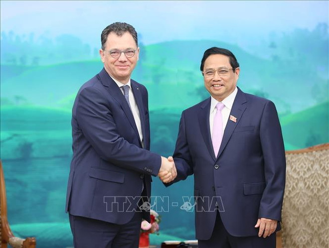 Le Premier ministre Pham Minh Chinh reçoit le ministre roumain de l’Économie, de l’Entrepreneuriat et du Tourisme ảnh 1