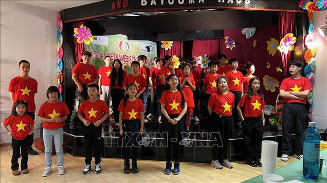 Activités de reconnaissance à des enseignants Viet kieu en Allemagne et en Russie ảnh 2 Activités de reconnaissance à des enseignants Viet kieu en Allemagne et en Russie ảnh 2