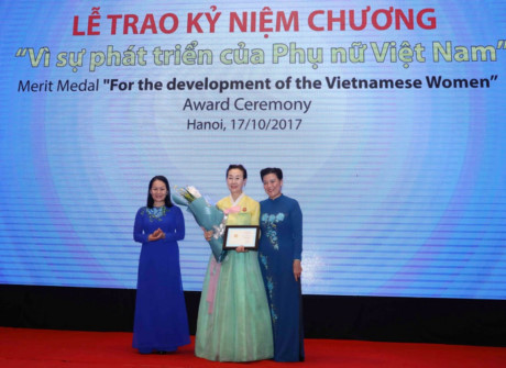 Médaille « Pour le développement des femmes vietnamiennes » à Han Mi Young ảnh 1 Médaille « Pour le développement des femmes vietnamiennes » à Han Mi Young ảnh 1