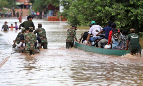 Au chevet des Viet kieu et des Cambodgiens démunis touchés par des inondations ảnh 1 Au chevet des Viet kieu et des Cambodgiens démunis touchés par des inondations ảnh 1