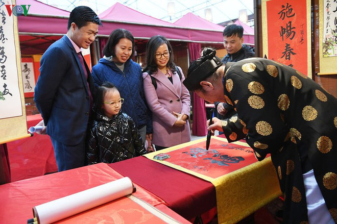 Têt : demander la calligraphie au Temple de la Littérature ảnh 1 Têt : demander la calligraphie au Temple de la Littérature ảnh 1