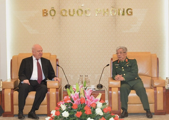 Le général Nguyen Chi Vinh reçoit l’ambassadeur de Russie au Vietnam ảnh 1