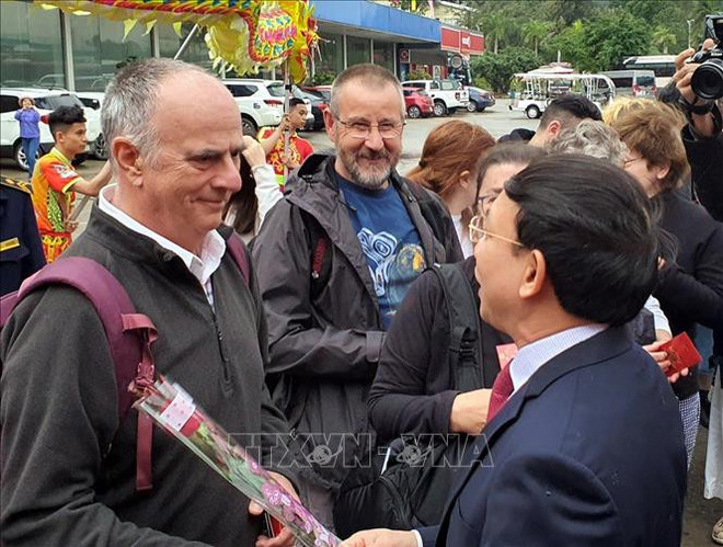 Nouvel An lunaire : les premiers visiteurs étrangers à Quang Ninh ảnh 1 Nouvel An lunaire : les premiers visiteurs étrangers à Quang Ninh ảnh 1
