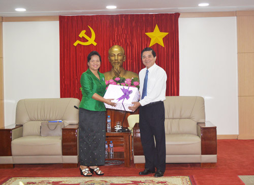 Une délégation des femmes cambodgiennes en visite à Binh Duong ảnh 1 Une délégation des femmes cambodgiennes en visite à Binh Duong ảnh 1