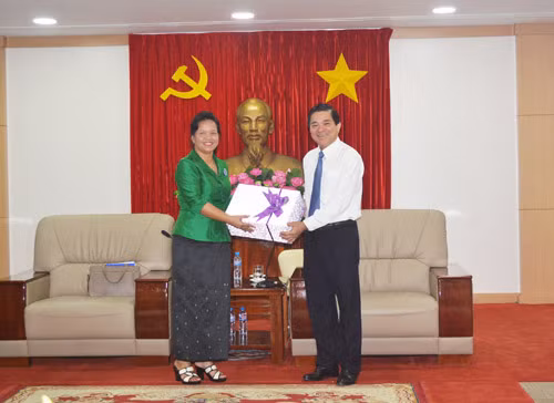 Une délégation des femmes cambodgiennes en visite à Binh Duong ảnh 1