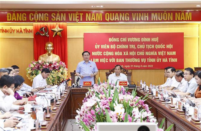 Le président de l’AN Vuong Dinh Huê travaille avec les autorités de Hà Tinh ảnh 1 Le président de l’AN Vuong Dinh Huê travaille avec les autorités de Hà Tinh ảnh 1